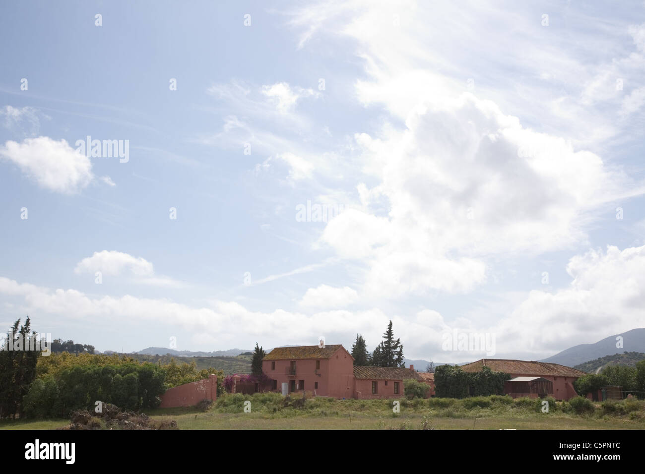 Altes Bauernhaus und Gebäude in einem grünen Tal in Spanien in der Sommersonne Stockfoto