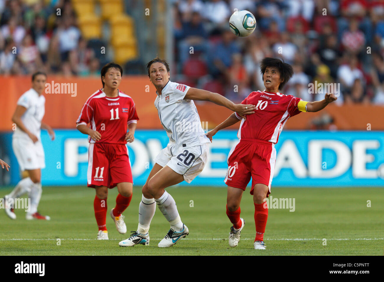 Abby Wambach der USA (20) und Nordkorea Mannschaftskapitän Yun Mi Jo (10) Auge den Ball während eines 2011-Frauen-WM-Spiel. Stockfoto