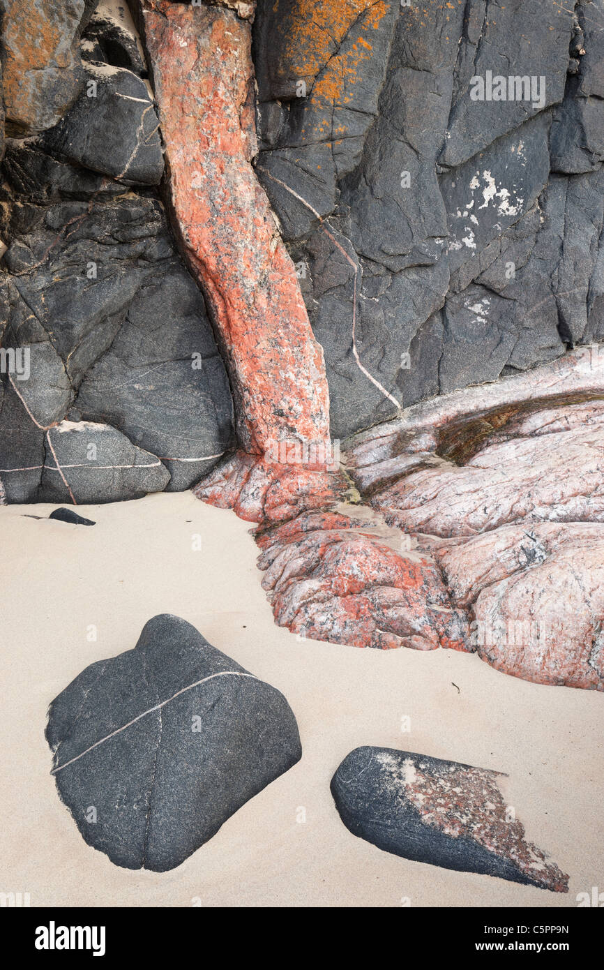 Granit-Deich in Lewisian Gneis am Oldshoremore Strand, Sutherland, Highland, Schottland, Vereinigtes Königreich Stockfoto