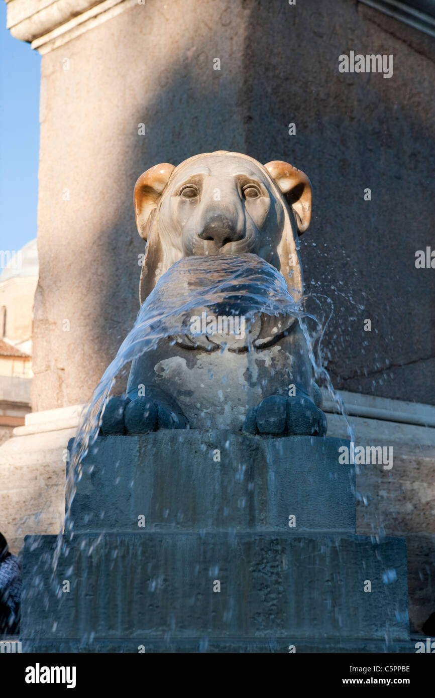 Die ägyptischen Löwenstatue in den Brunnen der Piazza del Popolo Rom Italien Stockfoto
