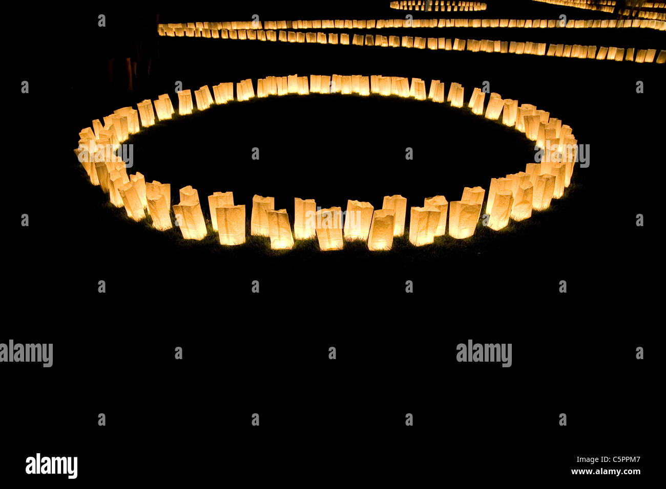 White-Paper Bag Lampen in einem Kreis Stockfoto