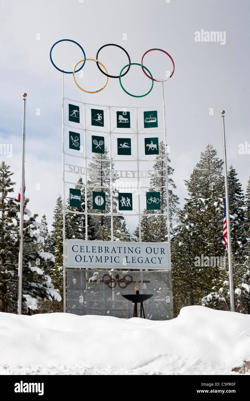 Ortseingangsschild mit Olympischen Ringen in Squaw Valley USA, Lake Tahoe, Kalifornien, Vereinigte Staaten von Amerika Stockfoto