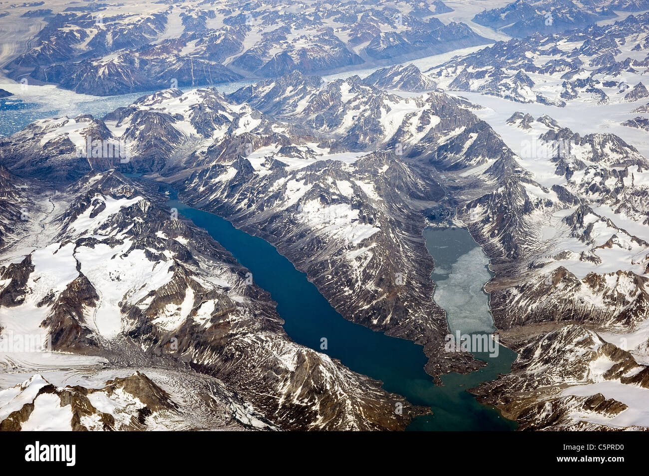 Aerial View Grönlands zeigt Gletscher, Eis, Schnee, Berge und Atlantik Stockfoto