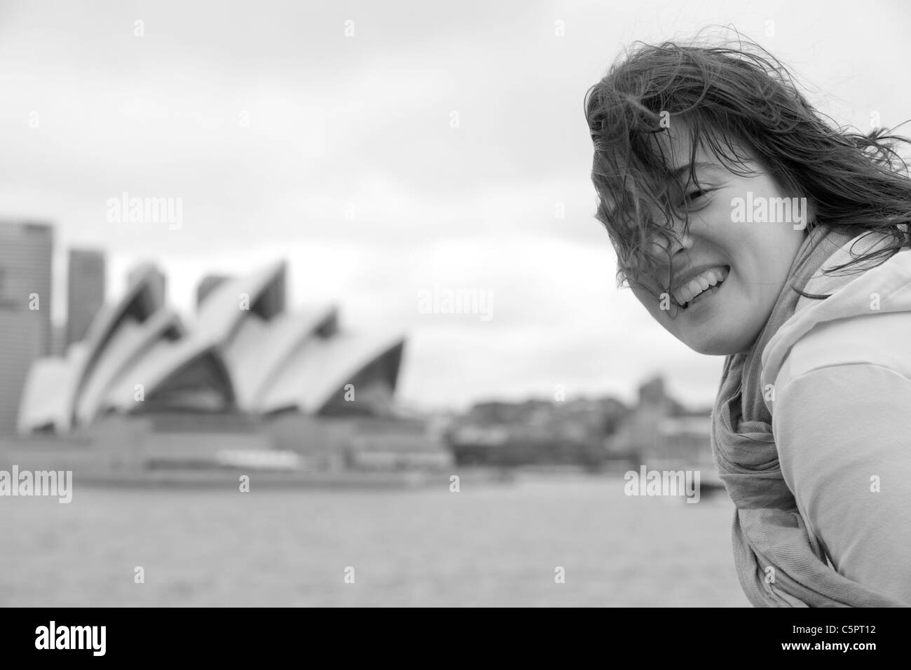 Lächelndes Mädchen vor Opernhaus in Sydney siehe C5PT14 für Farb-version Stockfoto
