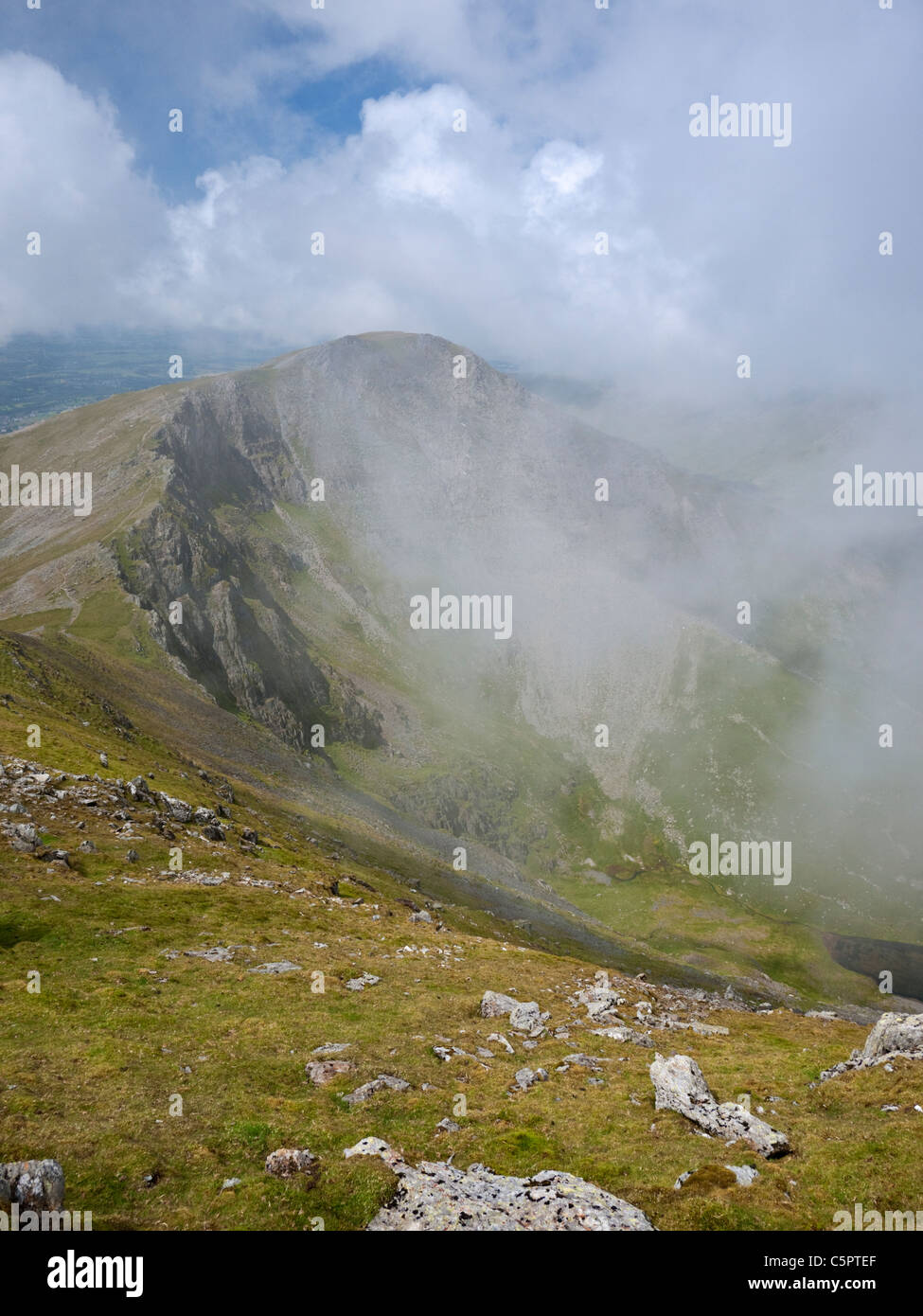 Die abgelegenen Carneddau Höhepunkt von Yr Elen ergibt sich aus dem Nebel, Snowdonia, Nordwales Stockfoto