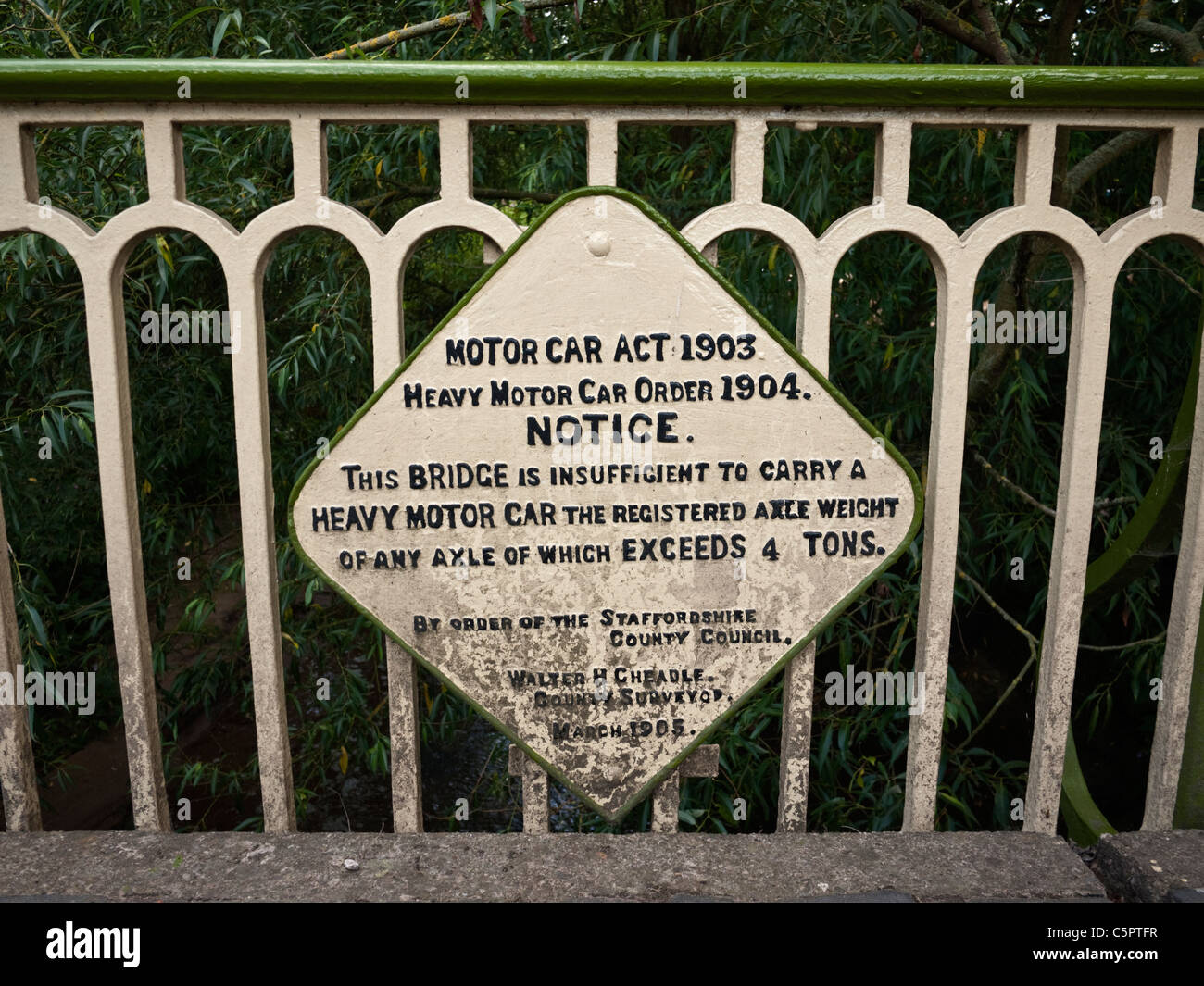 Alten Straßenschild aus der Motor Car Act 1903 auf einer Straßenbrücke in South Staffordshire Dorf von Trysull Stockfoto