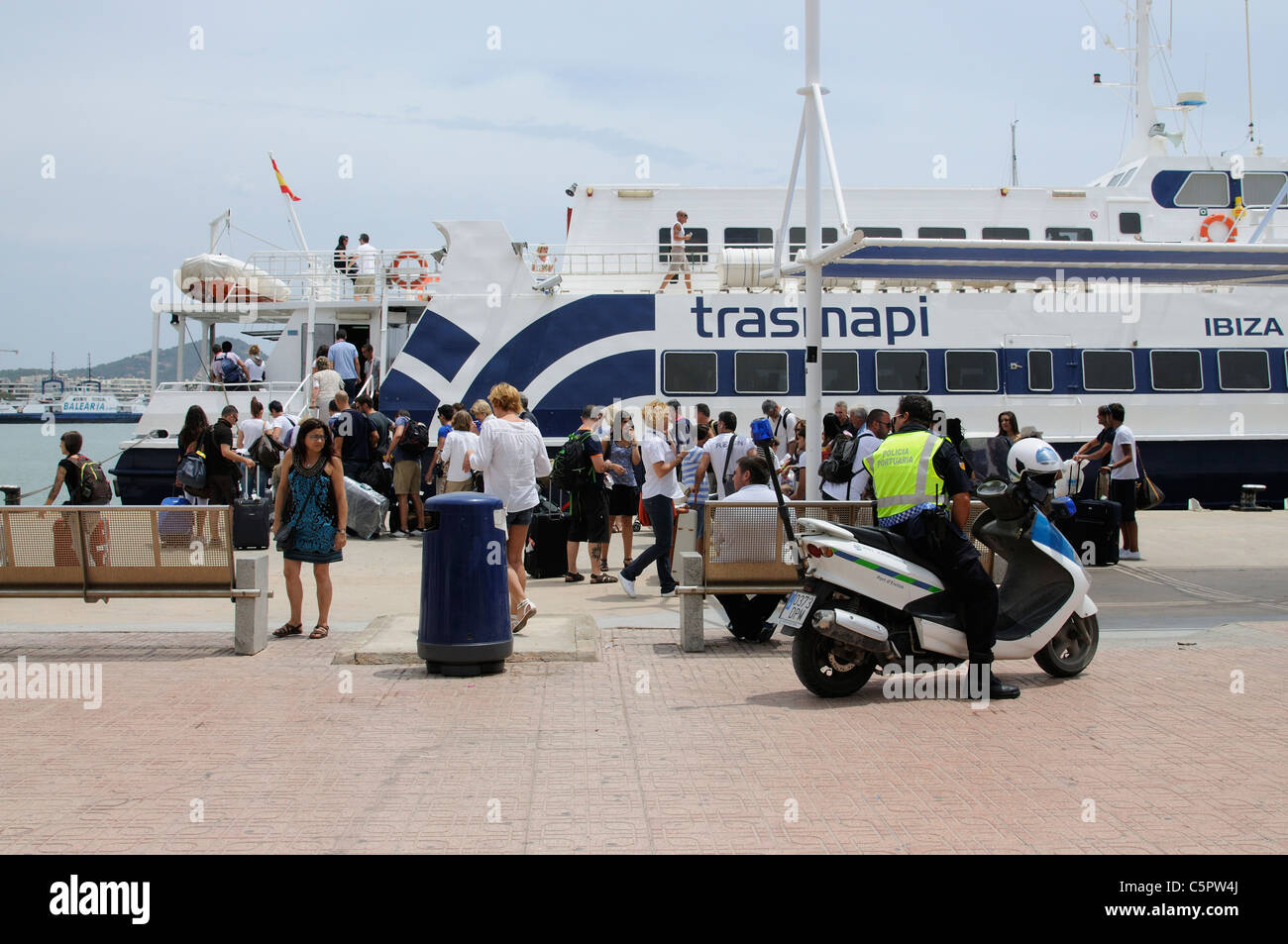 Port-Polizist in Eivissa Ibiza einen spanischen Mittelmeer-Insel Fähre Passagiere beobachten Stockfoto