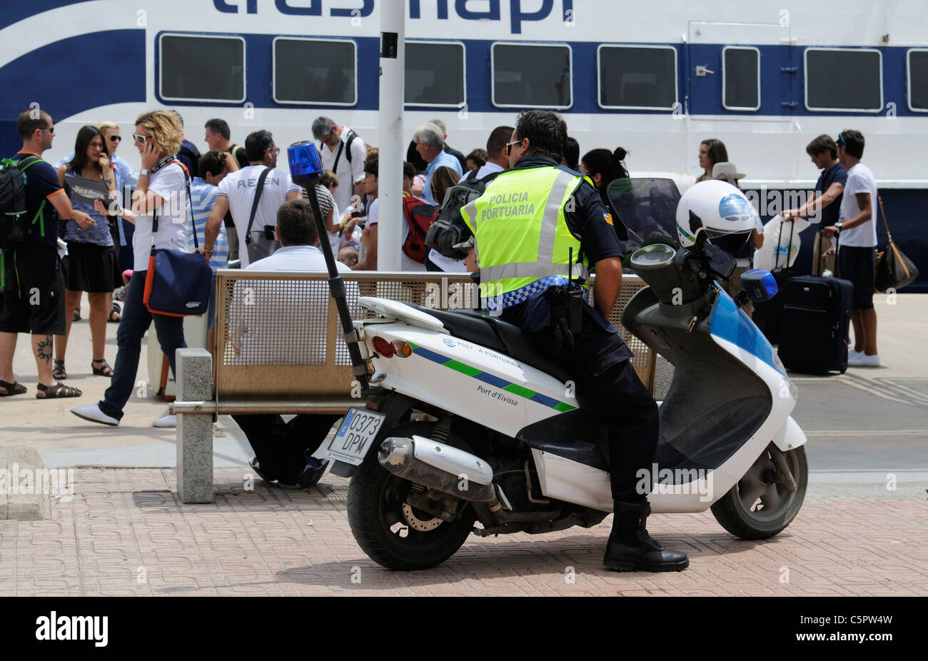 Port-Polizist in Eivissa Ibiza einen spanischen Mittelmeer-Insel Fähre Passagiere beobachten Stockfoto