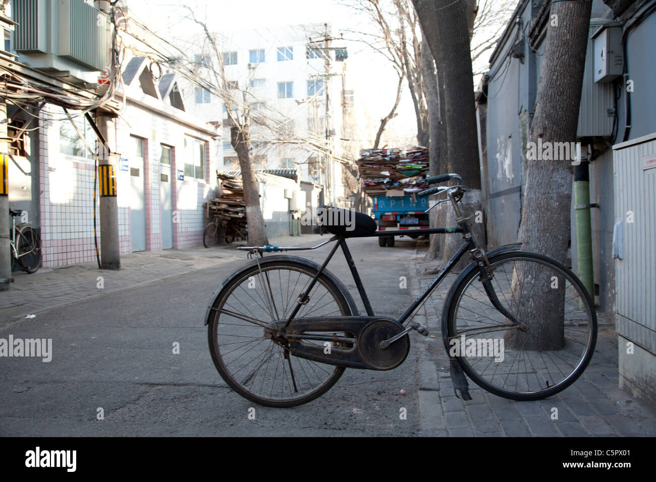 ein Fahrrad abgestellt in einem alten Dorf in Peking Stockfoto