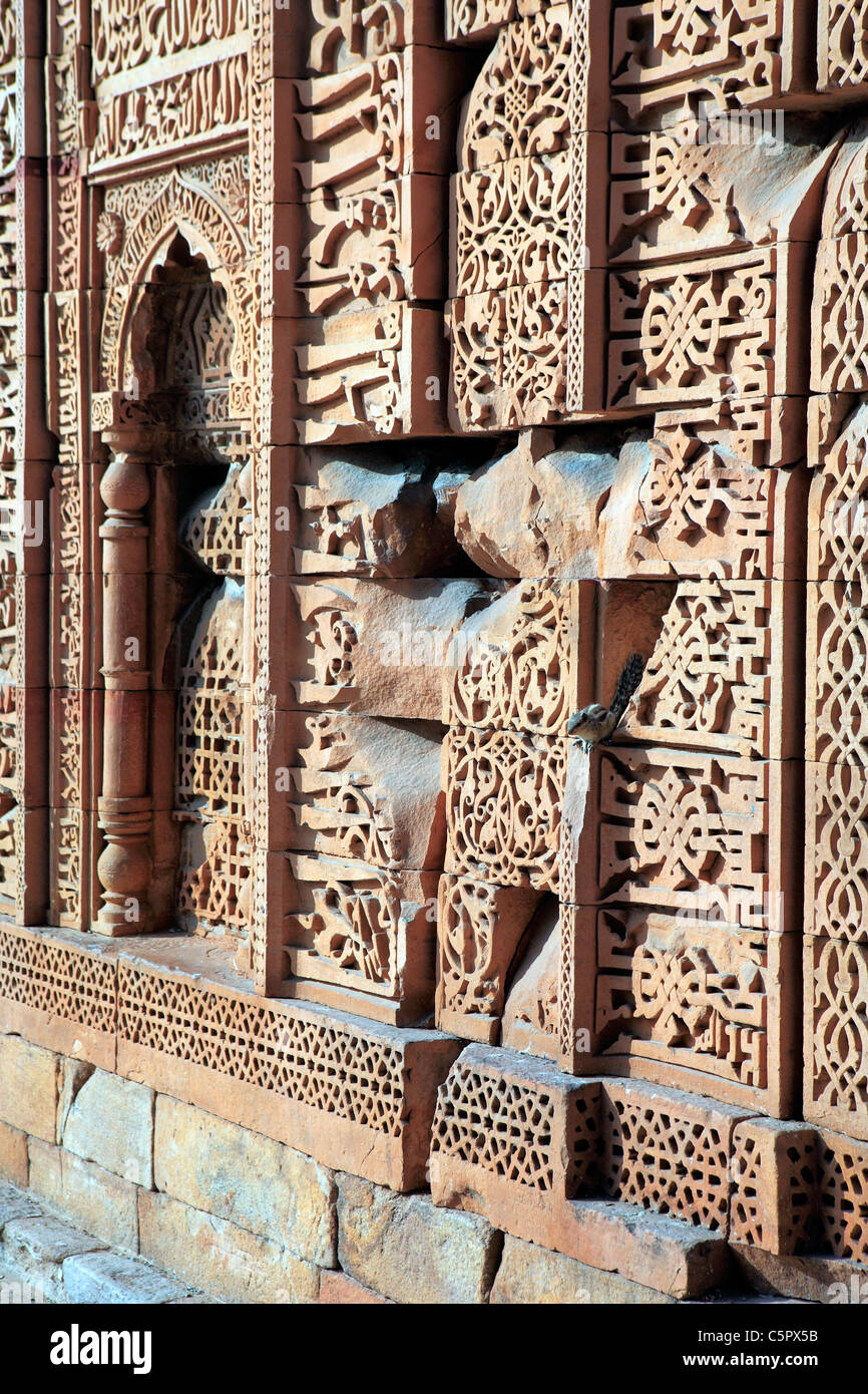 Qutb Minar Komplex, Quwwat-al-Islam-Moschee (1190s), UNESCO World Heritage site, Delhi, Indien Stockfoto