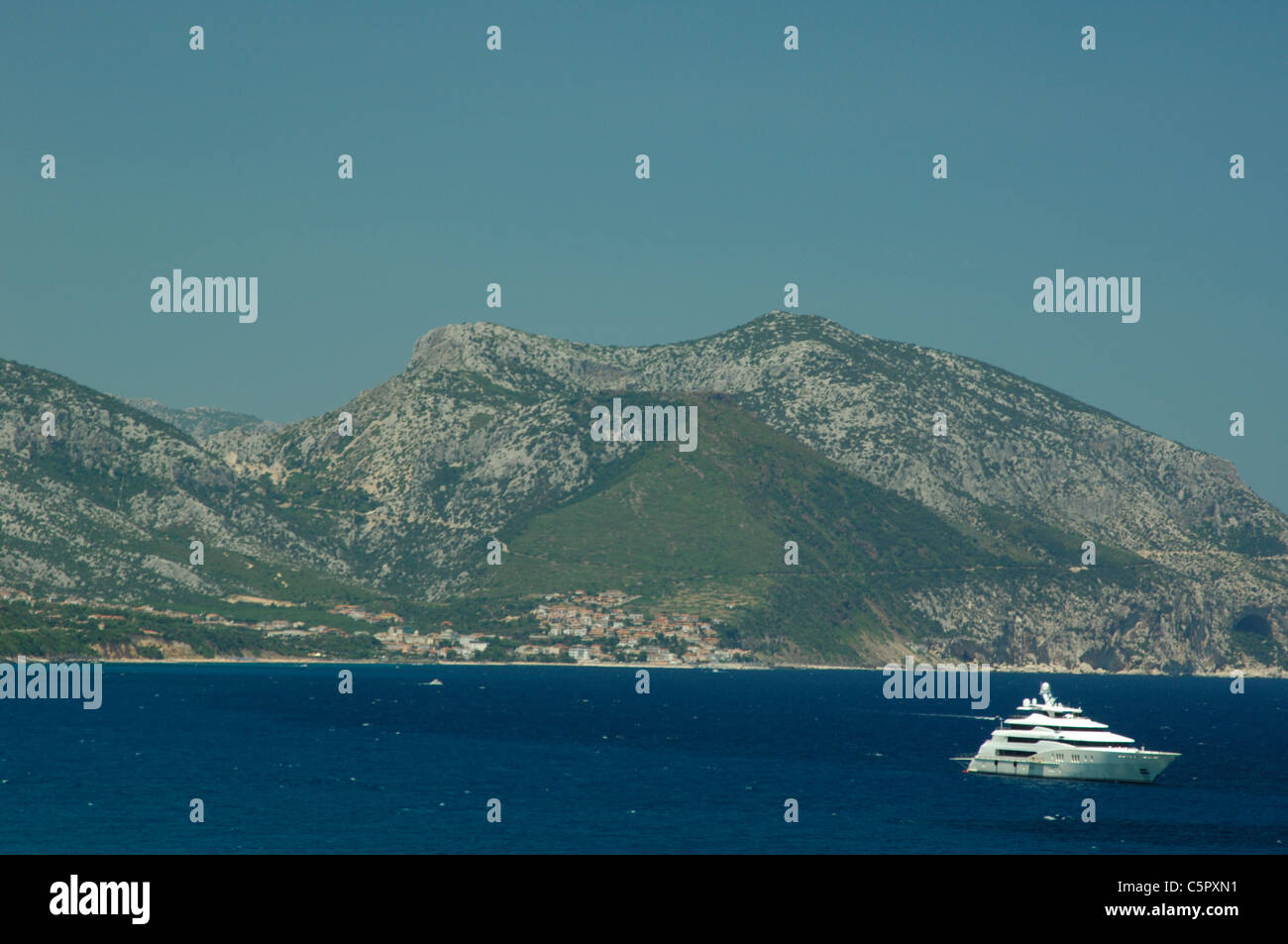 Panoramablick über die Küste von Cala Gonone mit Luxus-Yacht, Sardinien, Italien Stockfoto