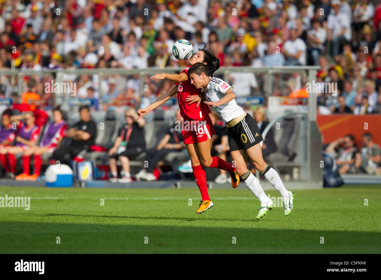 Jonelle Filigno von Kanada (l) und Linda Bresonik Deutschlands wetteifern um den Ball in das Eröffnungsspiel der Frauen-WM. Stockfoto