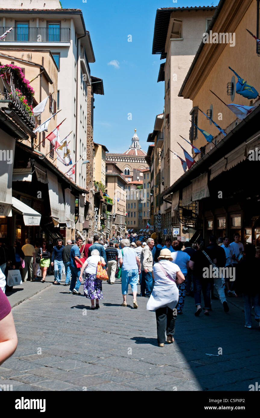 Touristen und potenzielle Käufer Spaziergang vorbei an der Schmuckgeschäfte auf beiden Seiten der alten Brücke Ponte Vecchio, Florenz Stockfoto