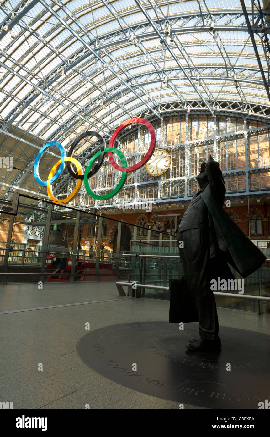 2012 Olympische Ringe am Kings Cross St Pancras International rail Station, London, England, Großbritannien, UK Stockfoto