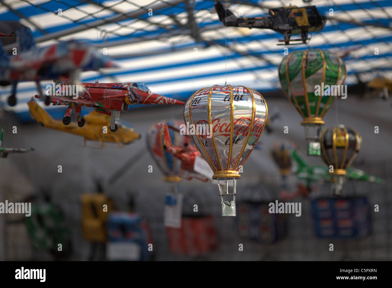 Miniatur Metall Ballon aus recycelten Blechdosen gemacht Stockfoto