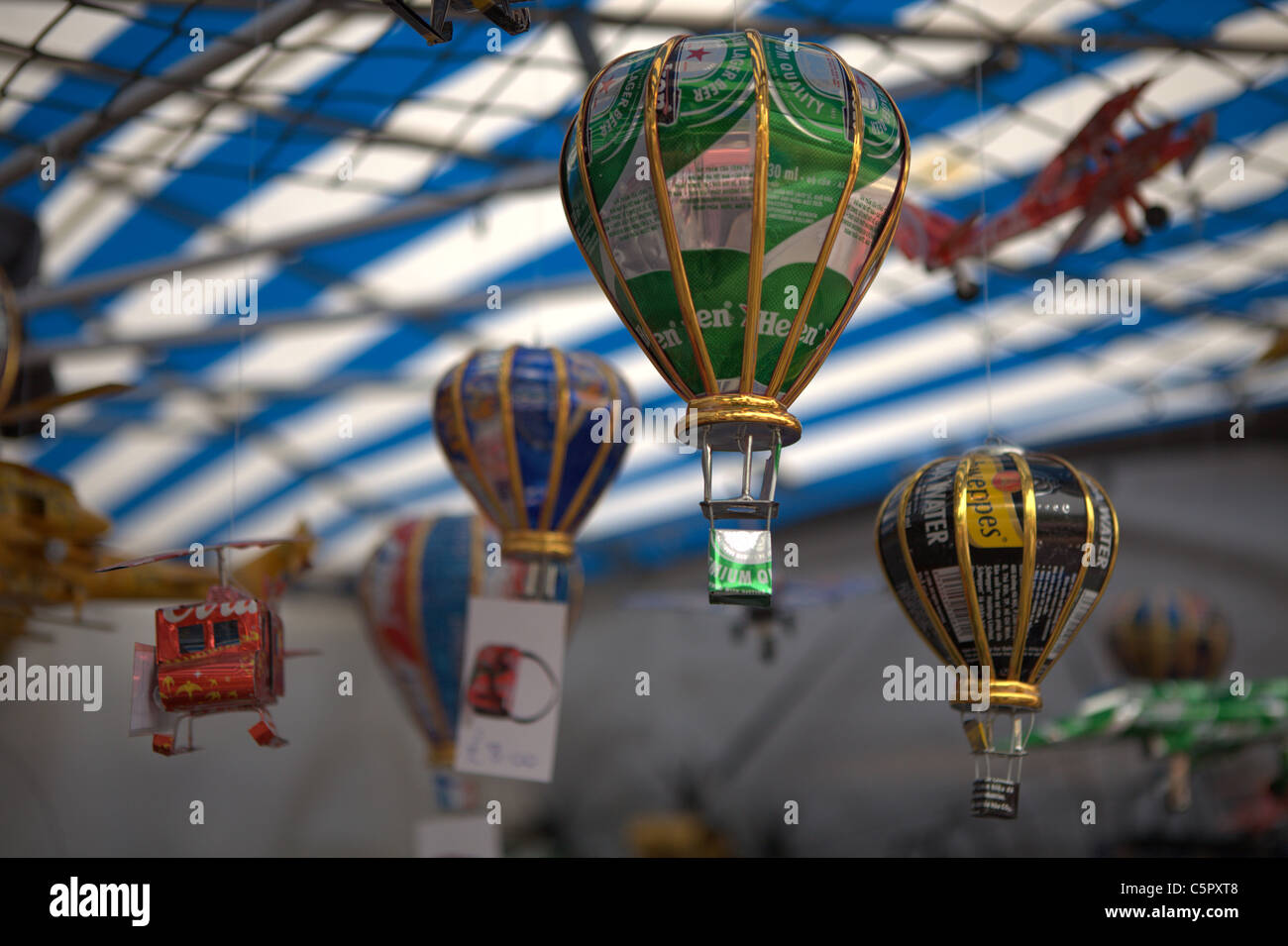 Miniatur Metall Ballon aus recycelten Blechdosen gemacht Stockfoto