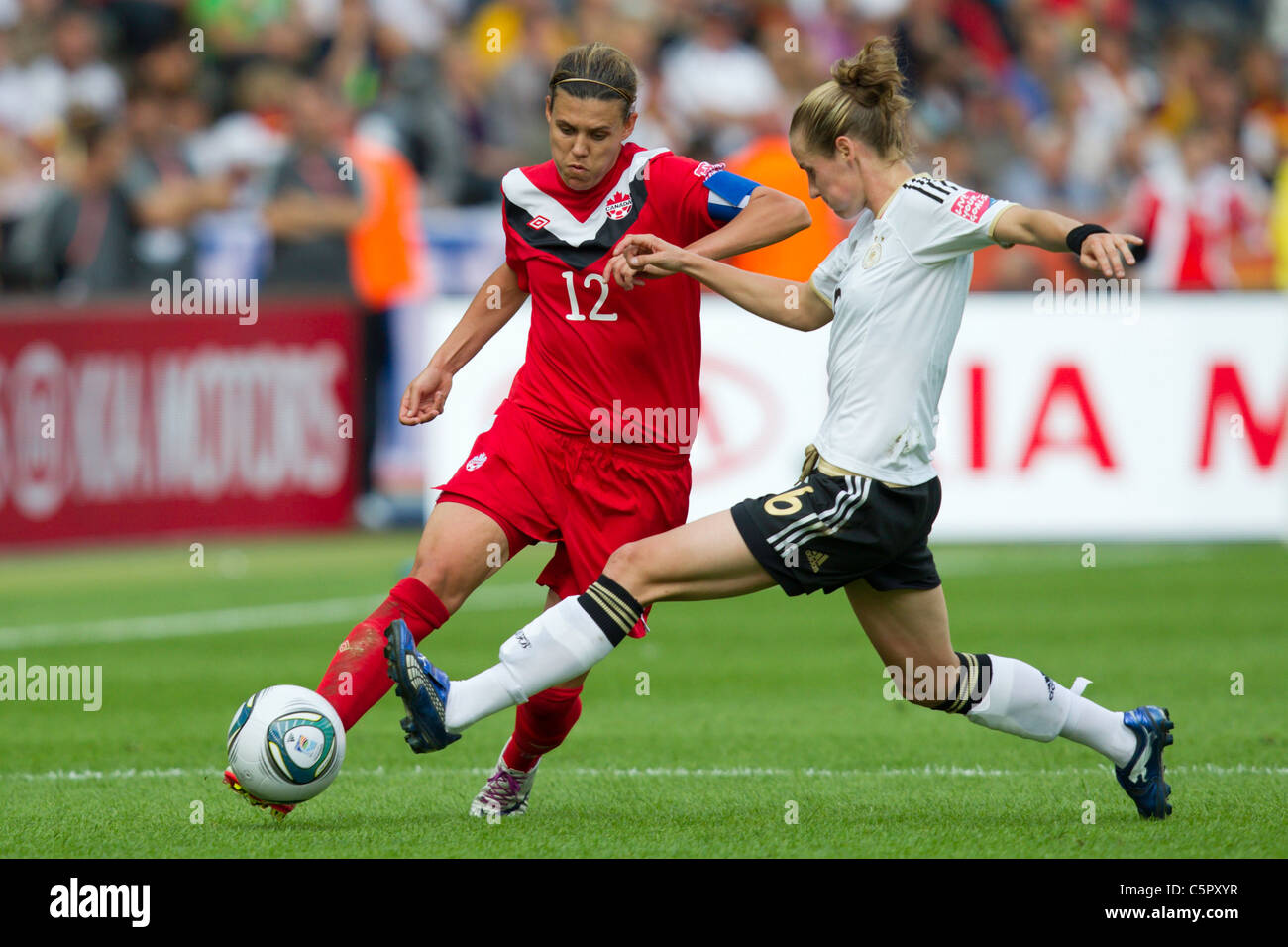 Simone Laudehr von Germany (r) verteidigt gegen Christine Sinclair von Kanada (l) während das Eröffnungsspiel der Frauen-WM. Stockfoto