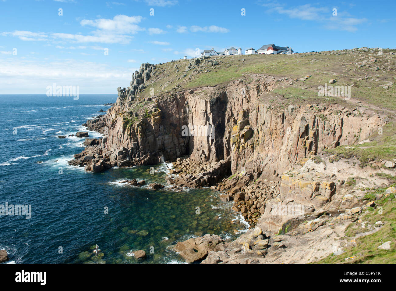 Felsen und Plätschern Meer an der Küste von Endland, Cornwall aufeinander treffen. Stockfoto