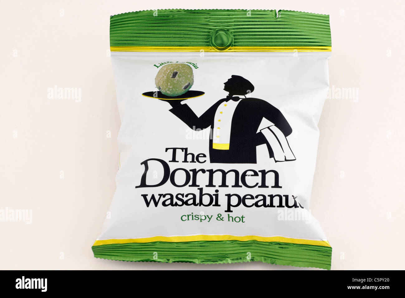 Paket von kleinen Luxus der Dormen Wasabi Erdnüsse knusprig und heiß. Stockfoto