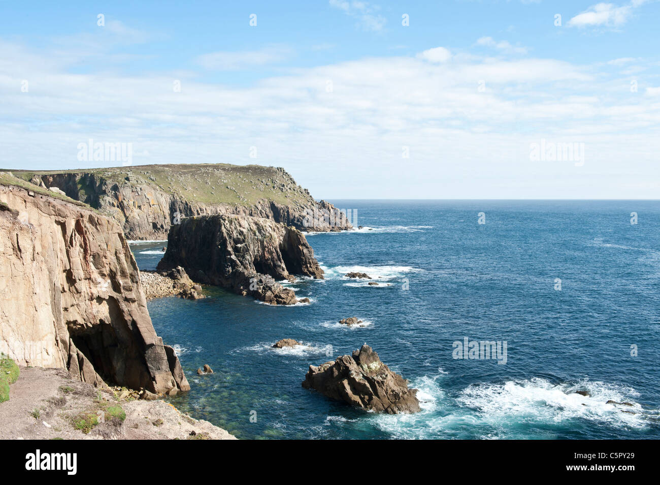 Felsen und Plätschern Meer an der Küste von Endland, Cornwall aufeinander treffen. Stockfoto