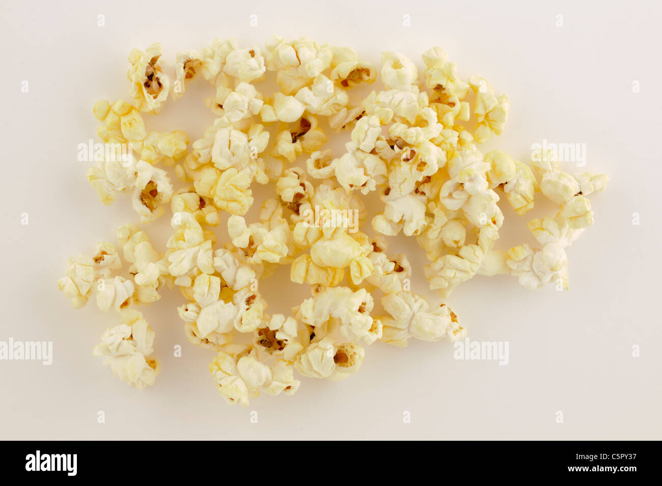 Haufen von frisch Essen aus der Mikrowelle Butter-Mikrowellen-Popcorn. Stockfoto