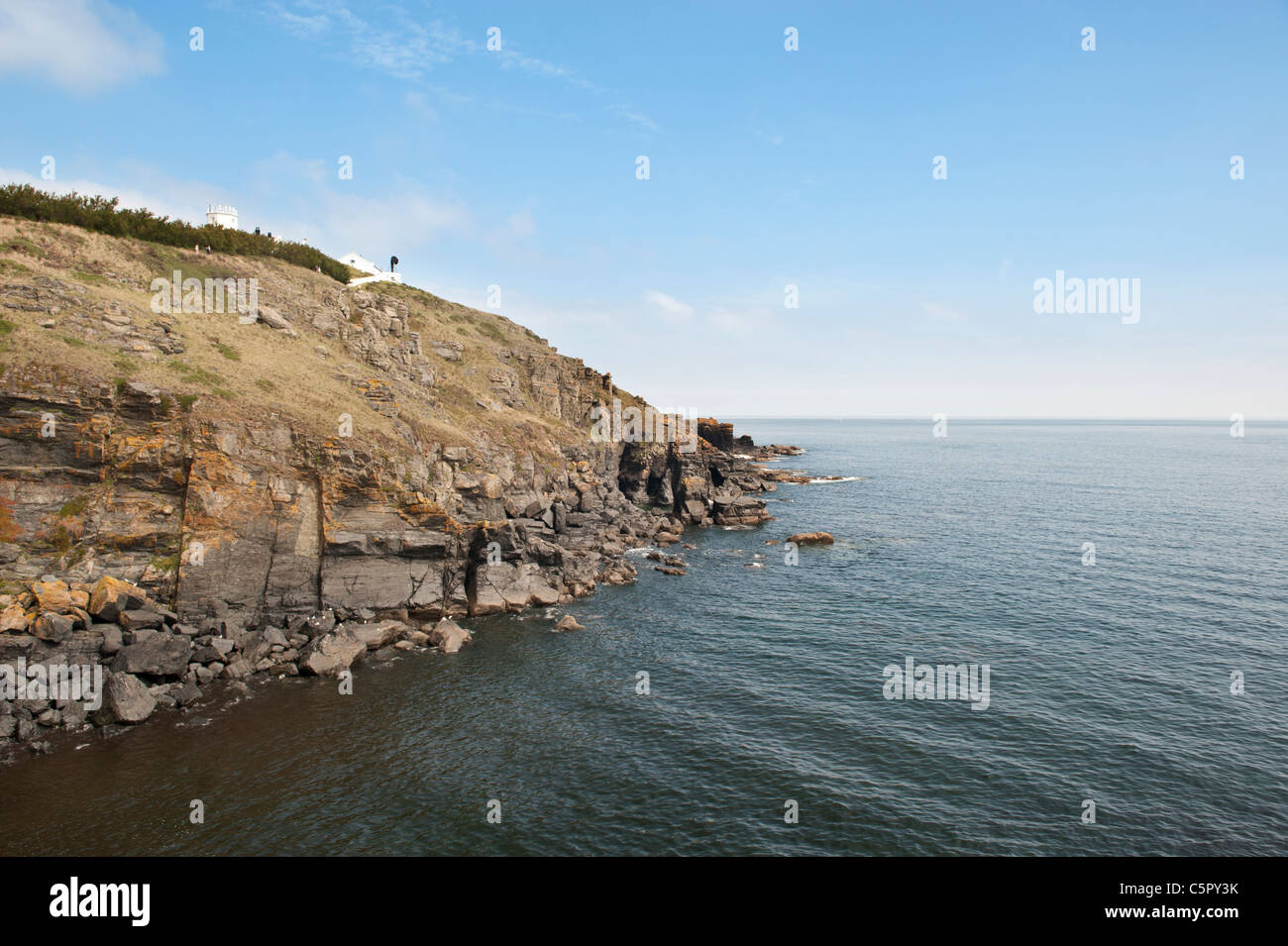 Felsen und Plätschern Meer an der Küste in Lizard Point, Cornwall aufeinander treffen. Stockfoto