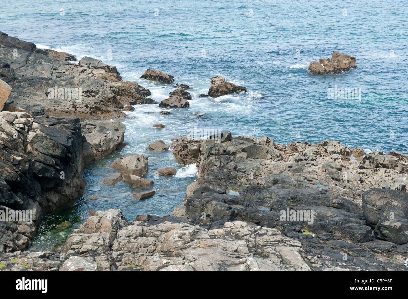 Felsen treffen die Zurrgurte Wellen des Meeres an der Küste in St. Ives, Cornwall. Stockfoto