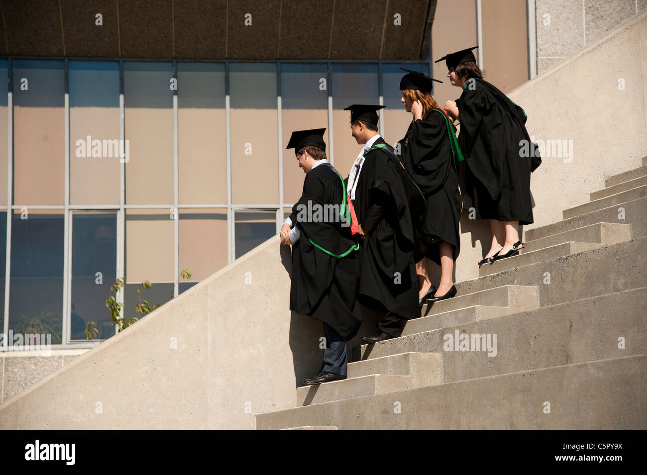 Vier Aberystwyth Universität Absolventen am Abschlusstag, UK Stockfoto