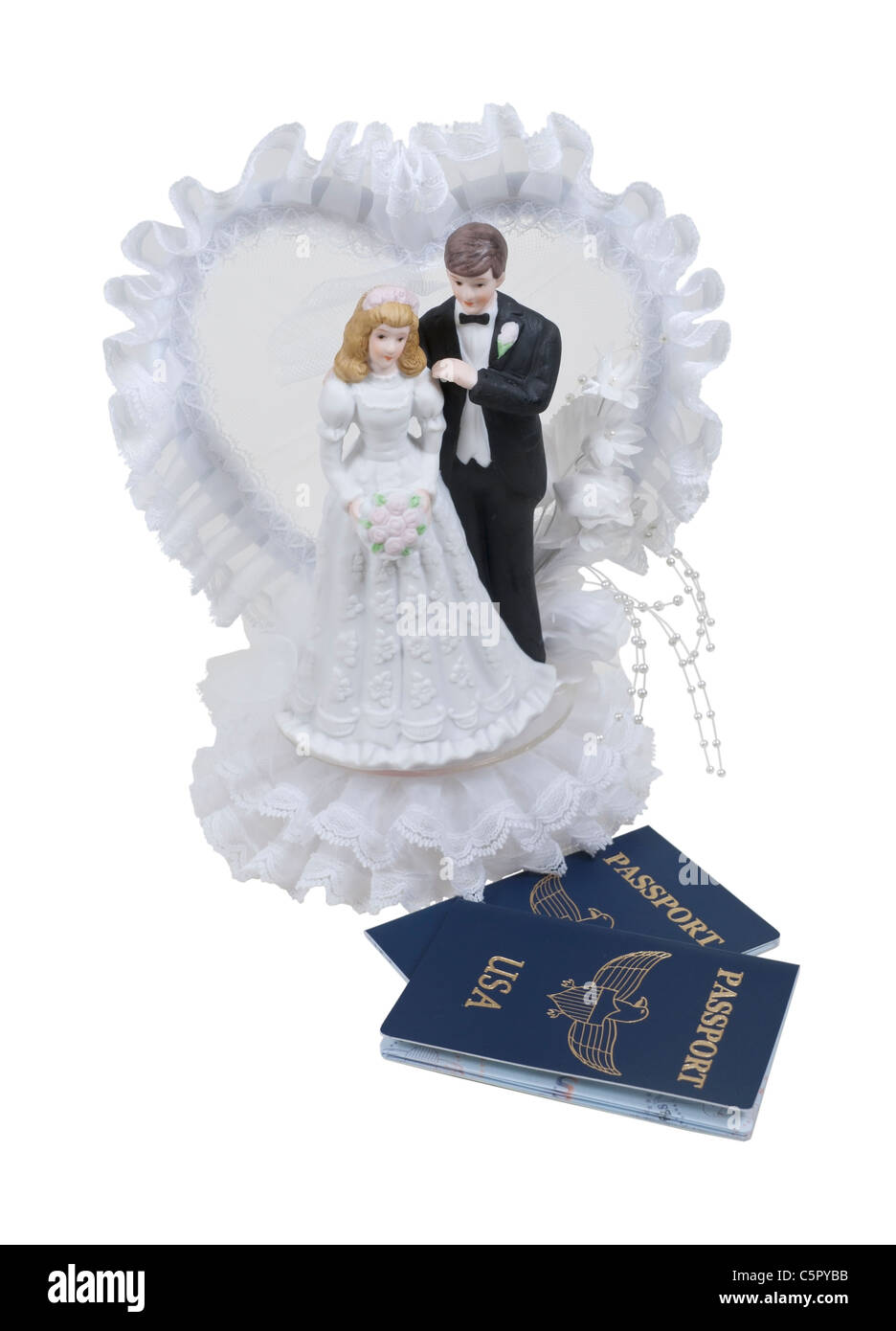 Hochzeitsreisende, dargestellt durch eine Braut und Bräutigam Cake Topper und Pässe für die Reise - Pfad enthalten Stockfoto