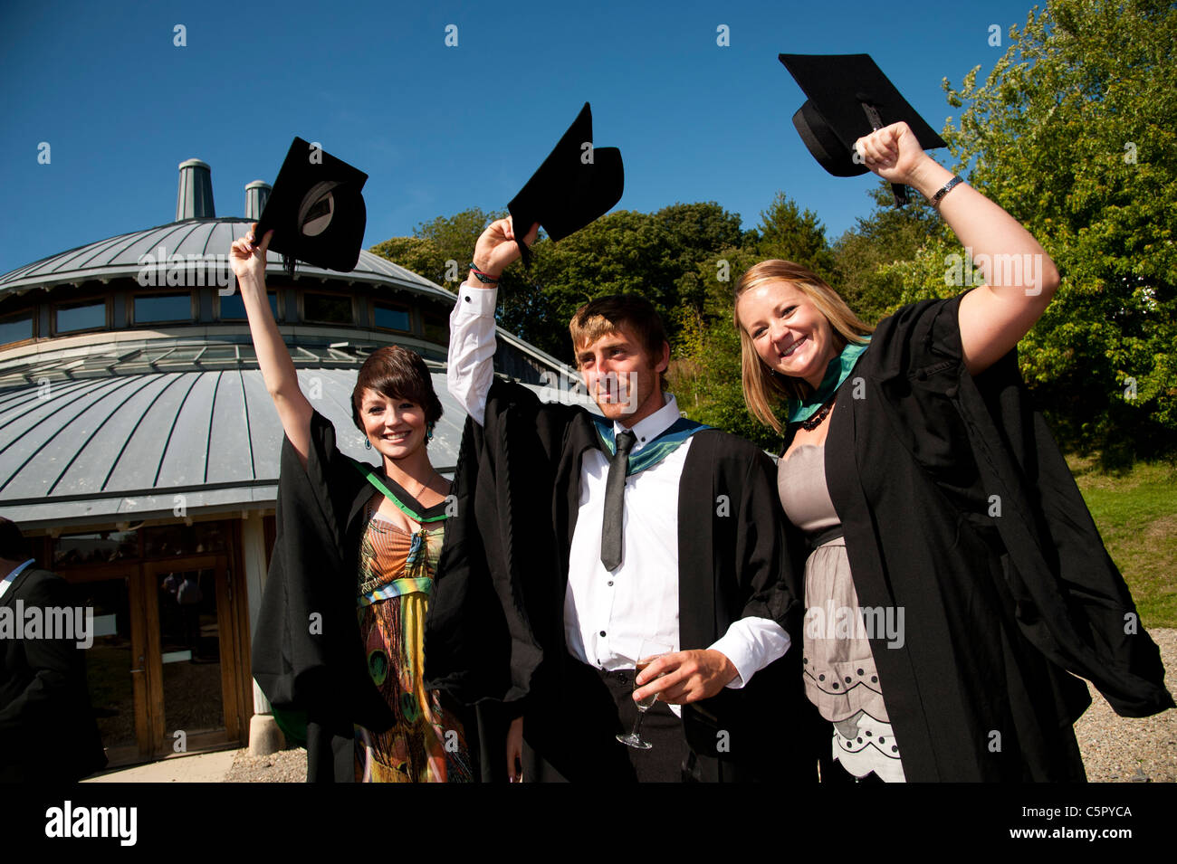 Drei Aberystwyth Universität Absolventen am Abschlusstag, UK Stockfoto