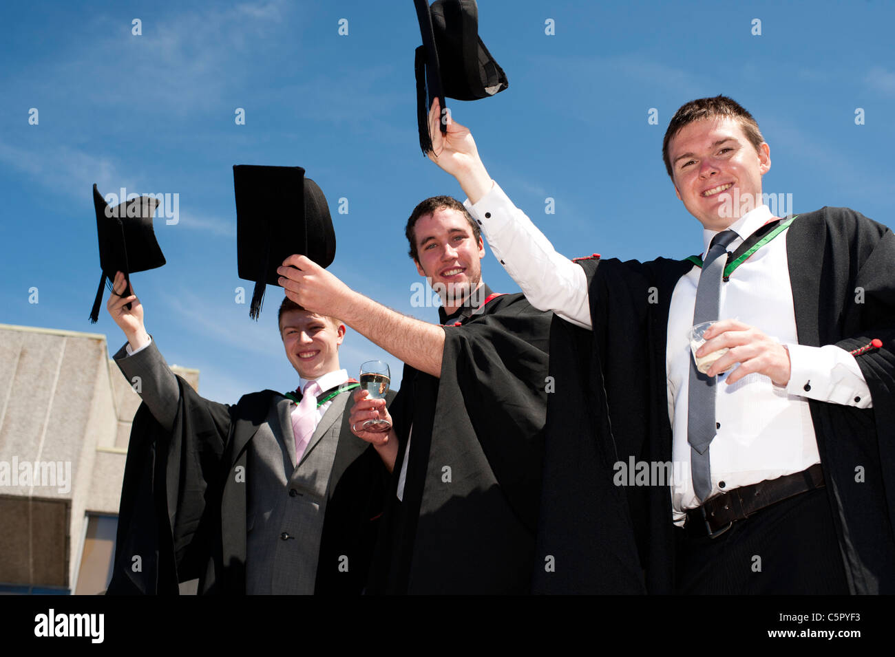 3 männliche Aberystwyth Universität Absolventen am Abschlusstag, UK Stockfoto