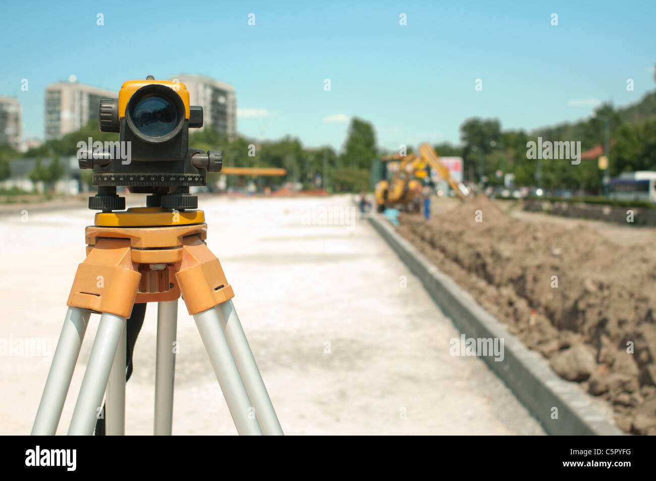 Vermessungsgeräte, Infrastruktur-Bauvorhaben. Bagger auf dem Hintergrund Stockfoto