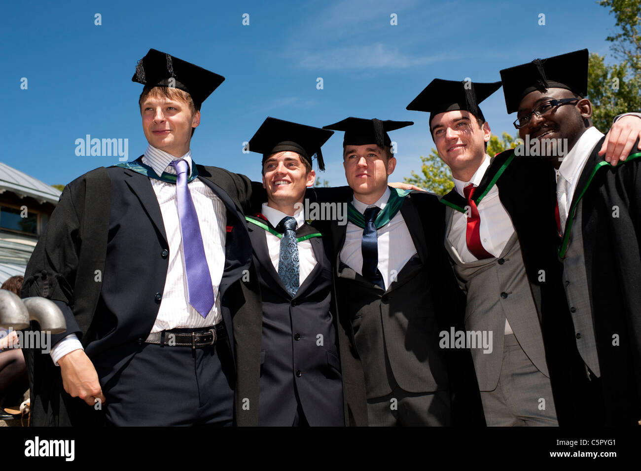 Fünf männliche Aberystwyth Universität Absolventen am Abschlusstag, UK Stockfoto