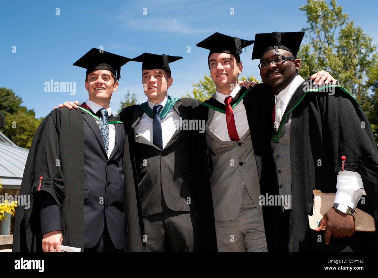 Vier männliche Aberystwyth Universität Absolventen am Abschlusstag, UK Stockfoto
