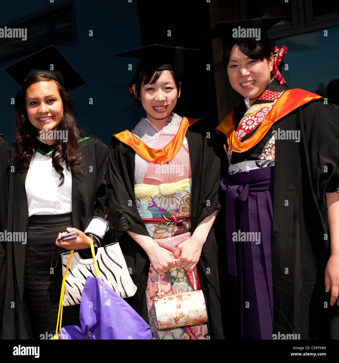 Drei weibliche überseeischen Ausland Aberystwyth Universität Absolventen am Abschlusstag, UK Stockfoto