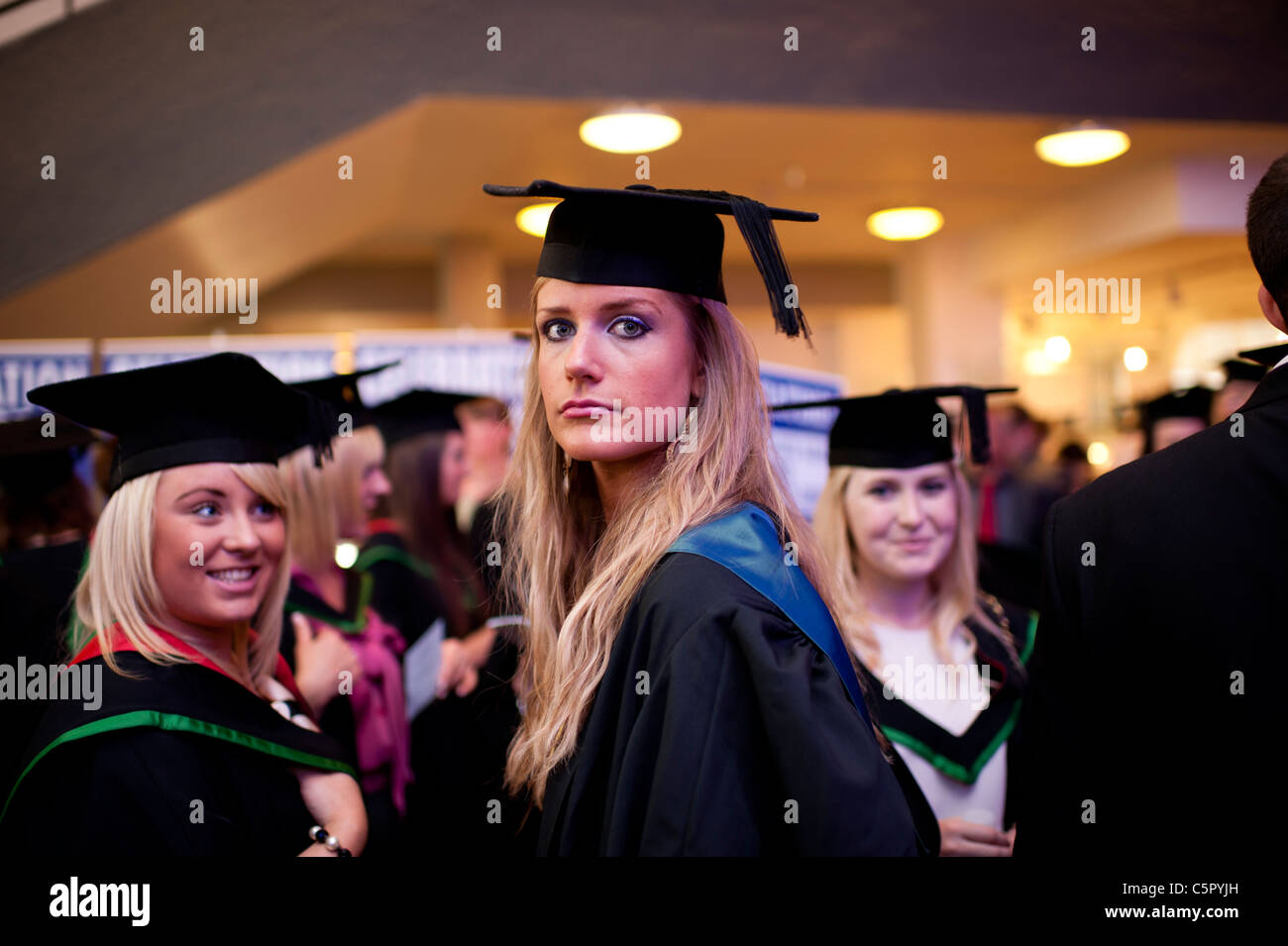 weibliche Frauen Aberystwyth Universität Absolventen am Abschlusstag, UK Stockfoto