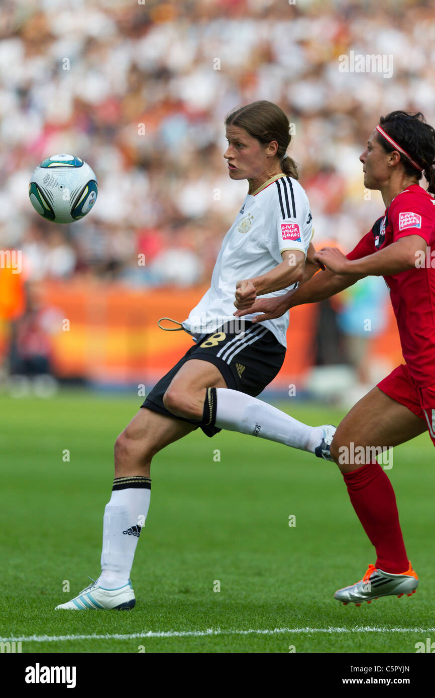 Kerstin Garefrekes Deutschlands (l) setzt auf den Ball gegen Melissa Tancredi von Canada (r) tritt während der Frauen WM 2011 Stockfoto