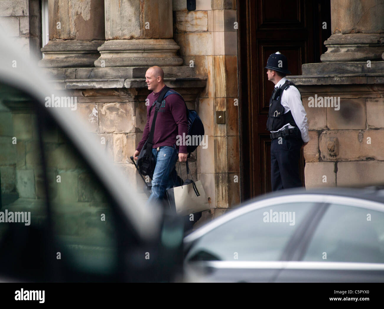 Mike Tyndall Blätter dem Palace of Holyroodhouse am Tag nach seiner Hochzeit mit Zara Phillips in Edinburgh. Stockfoto