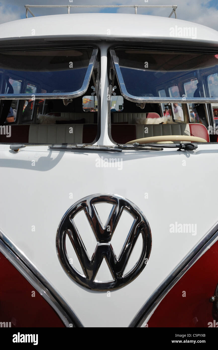 Ein Split-Screen VW-Bus. Santa Pod, Northants, England. Stockfoto