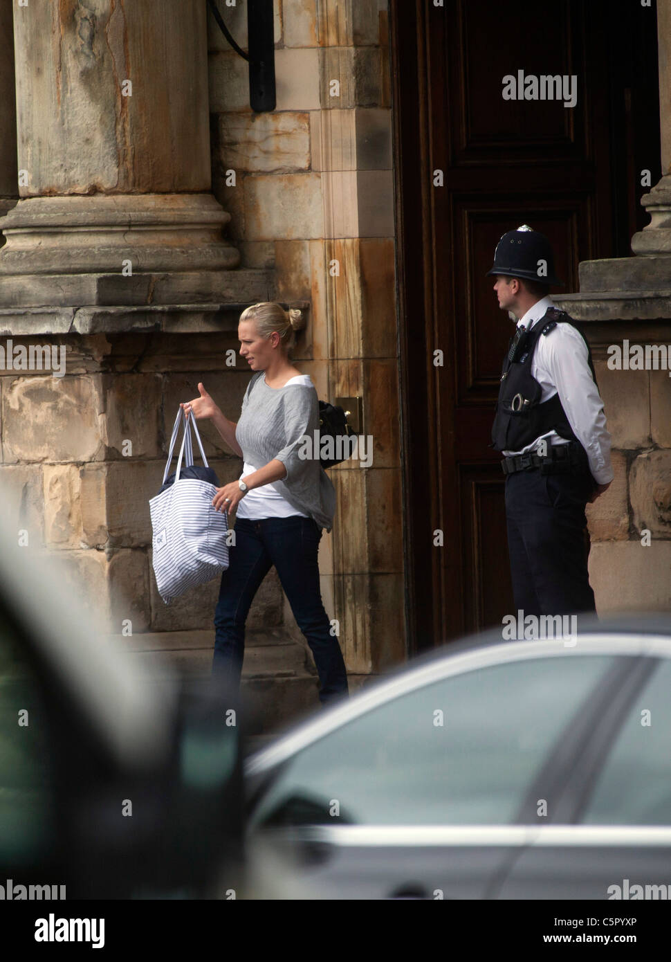 Zara Phillips lässt den Palace of Holyroodhouse am Tag nach ihrer Hochzeit in Edinburgh. Stockfoto