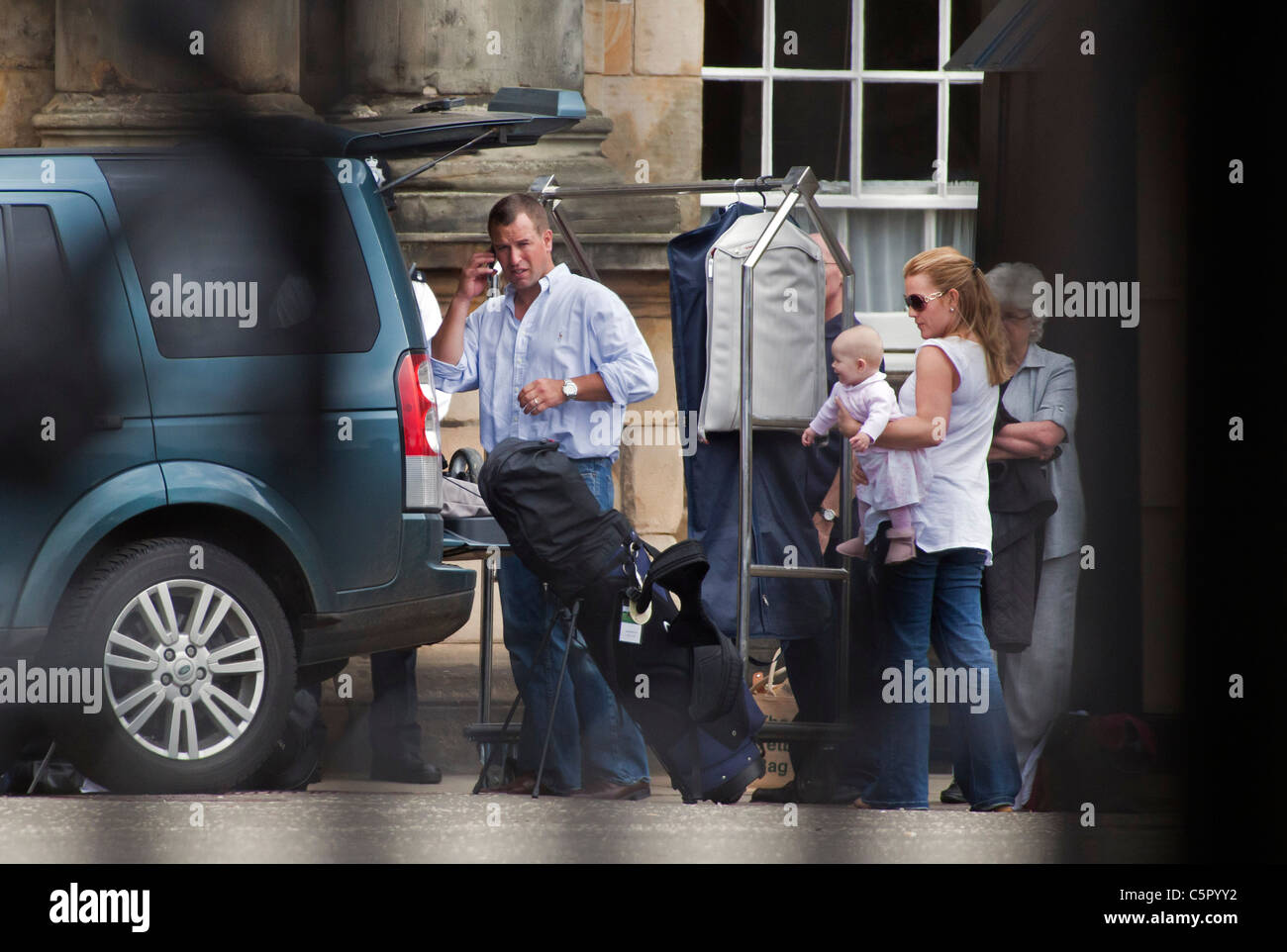 Peter Phillips und Familie verlassen dem Palace of Holyroodhouse am Tag nach seiner Schwester Zara Phillips Hochzeit in Edinburgh. Stockfoto
