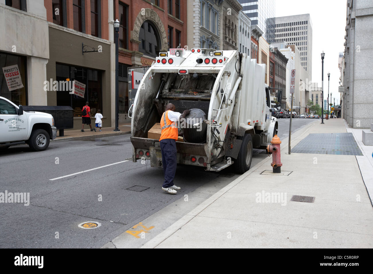 afrikanische amerikanische Stadt Arbeitnehmer Entleerung der Mülltonne in Müllwagen Nashville Tennessee USA Stockfoto