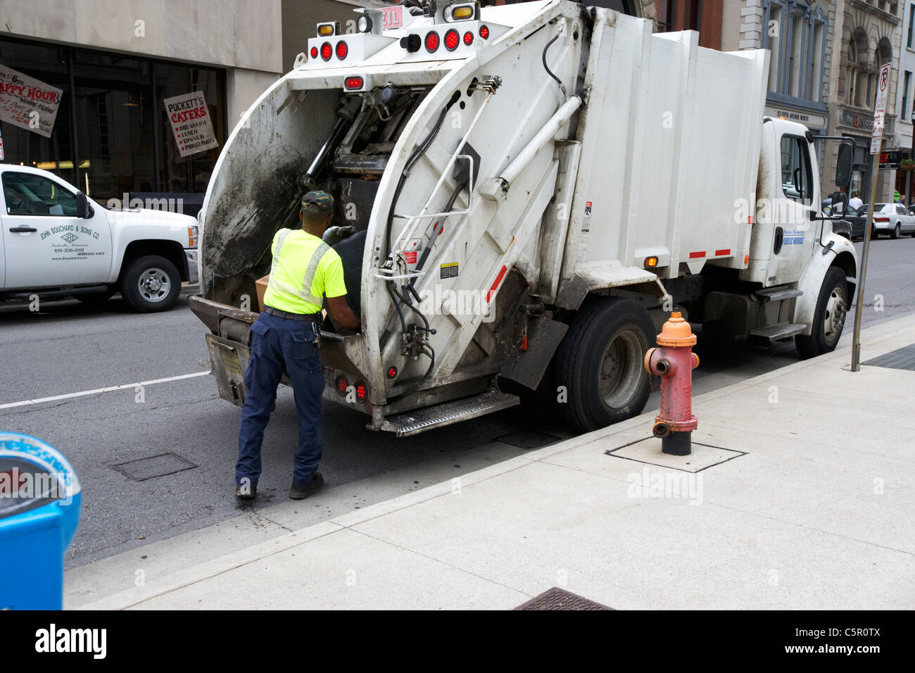 afrikanische amerikanische Stadt Arbeitnehmer Entleerung Müll in Müllwagen Nashville Tennessee USA Stockfoto