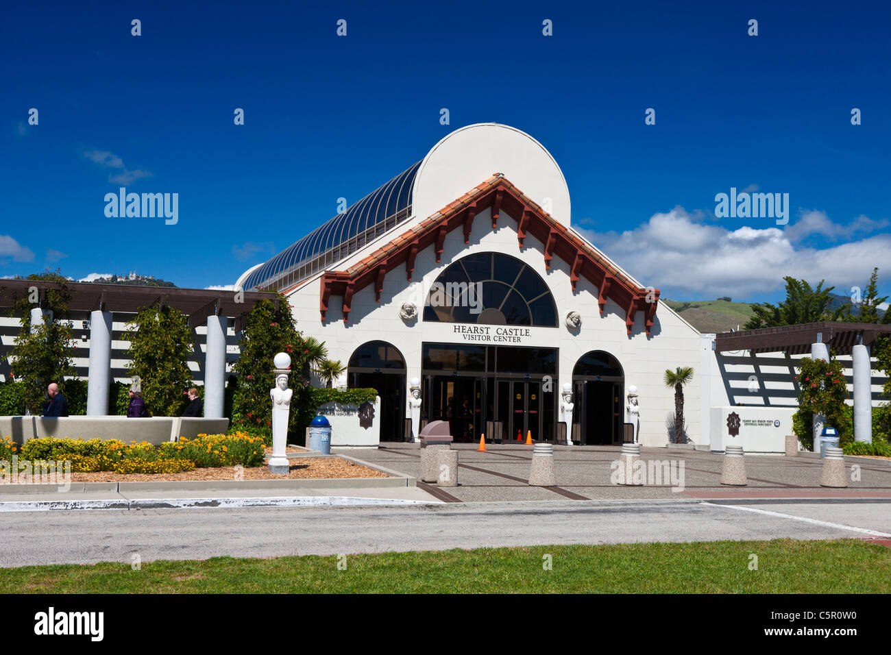 Außenseite des Hearst Castle Visitor Center, San Simeon, Kalifornien, Vereinigte Staaten von Amerika Stockfoto