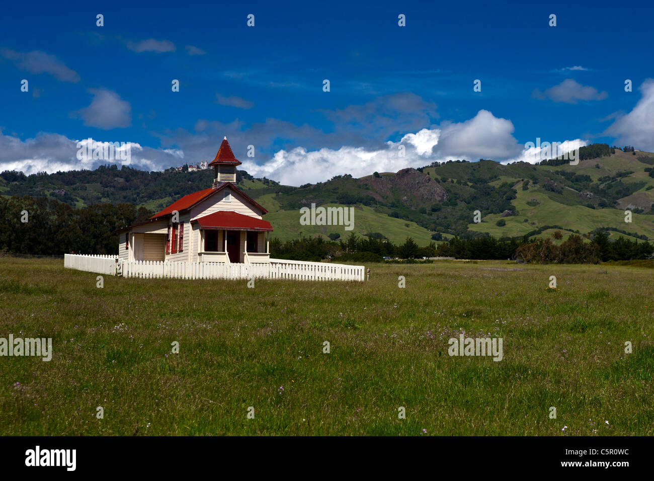 Ein Zimmer-Schulhaus mit Hearst Castle im Hintergrund, San Simeon, Kalifornien, Vereinigte Staaten von Amerika Stockfoto