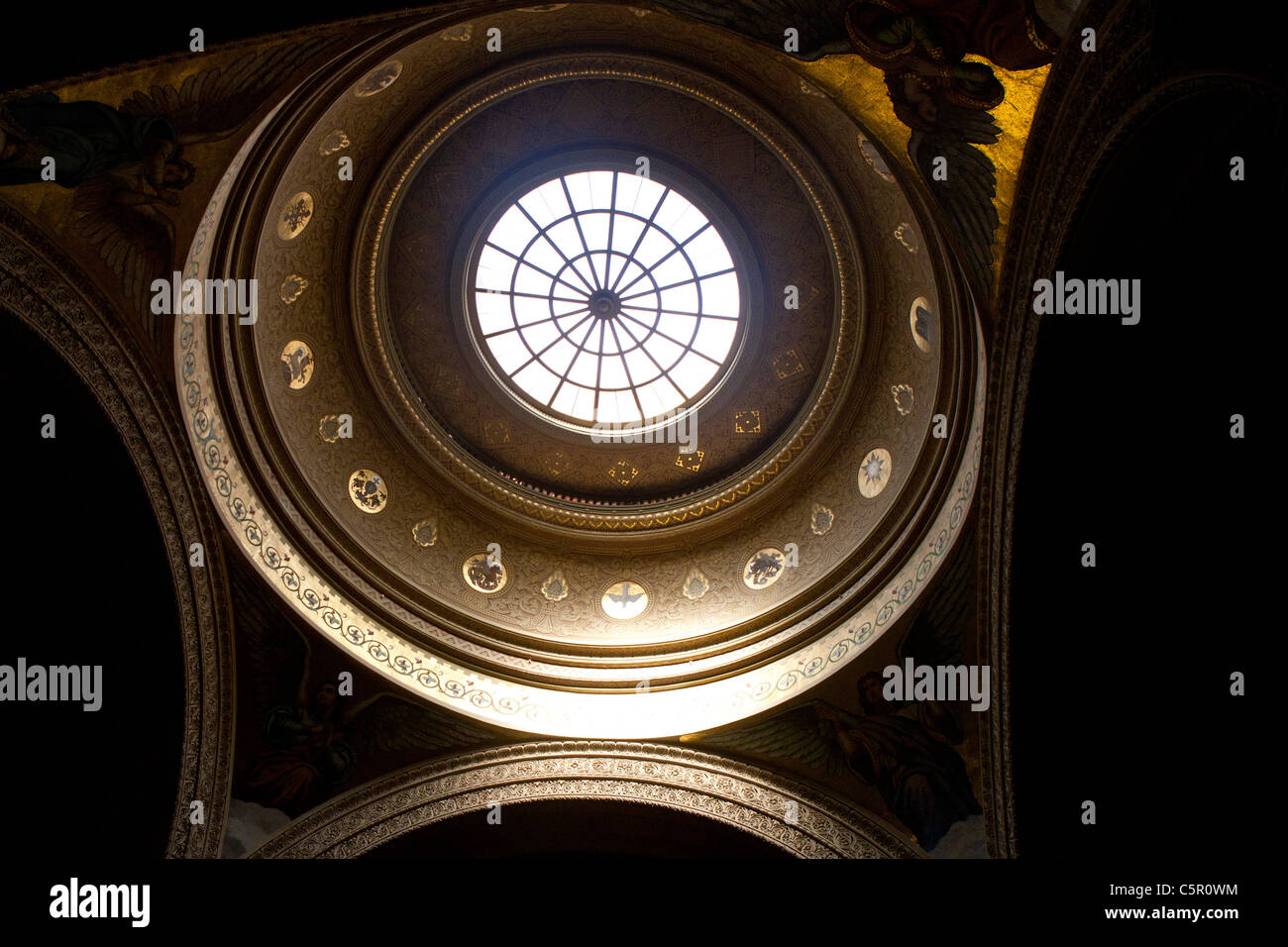Innere der Kuppel Himmel Licht, Gedächtniskirche, Stanford University, Stanford, California, Vereinigte Staaten von Amerika Stockfoto