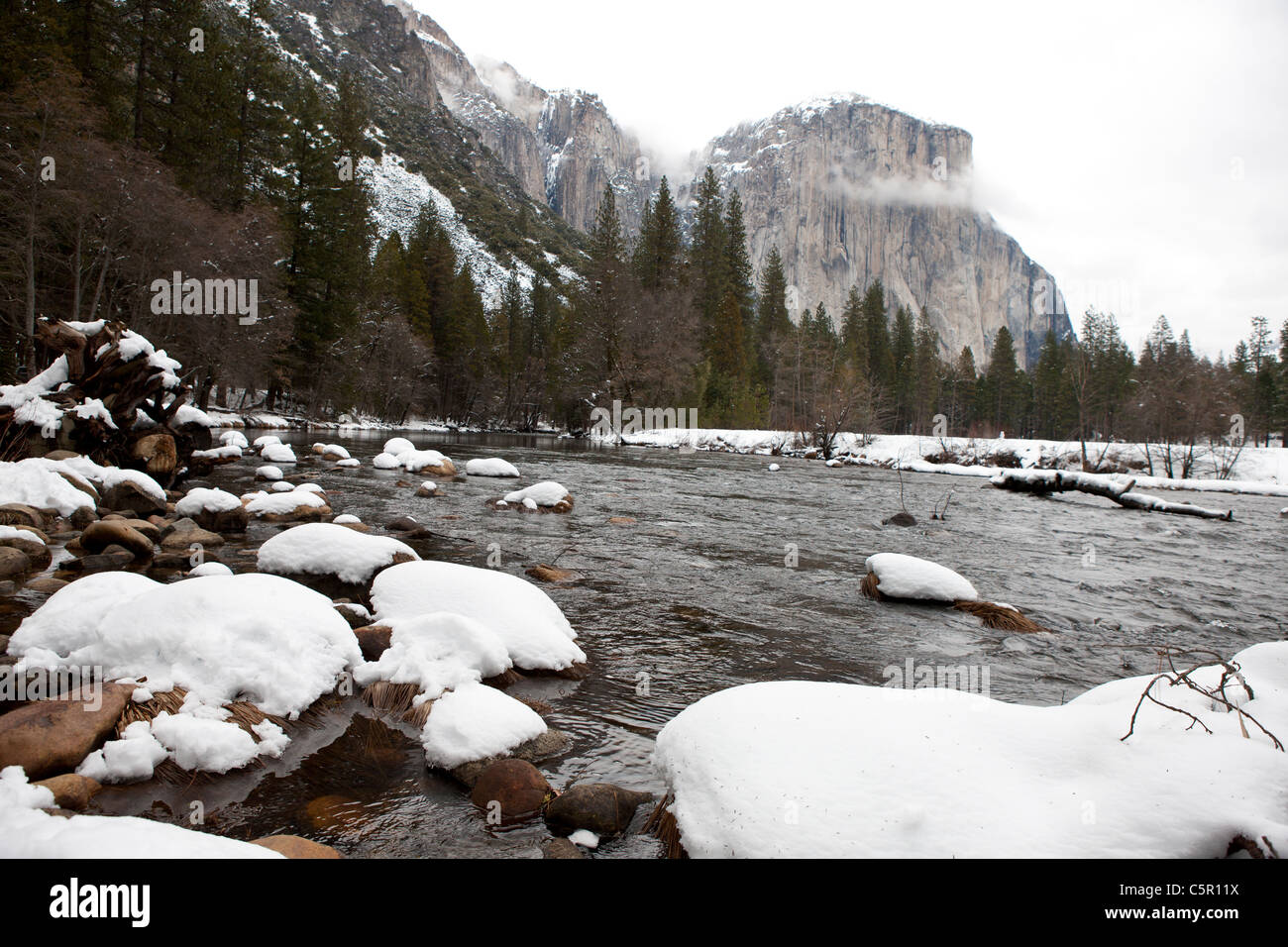 Merced River im Winter mit Schnee, Yosemite-Nationalpark, Kalifornien, Vereinigte Staaten von Amerika Stockfoto