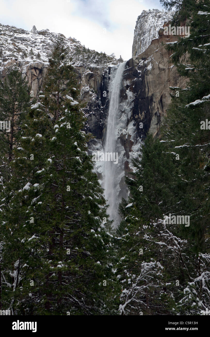 Bridalveil Falls im Winter mit Schnee und Eis, Yosemite-Nationalpark, Kalifornien, Vereinigte Staaten von Amerika Stockfoto