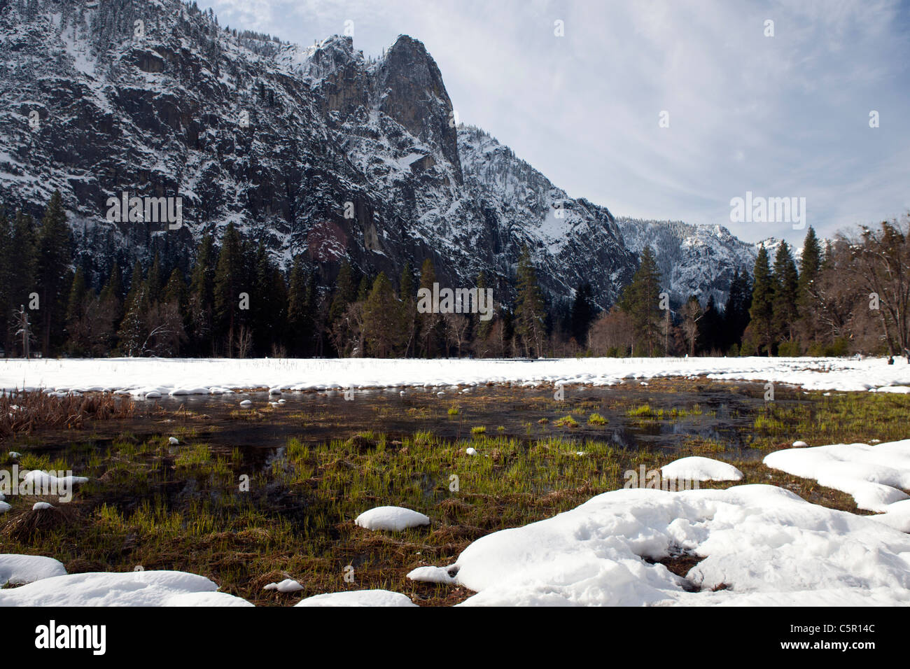Talboden bedeckt mit Schnee im Winter, Yosemite-Nationalpark, Kalifornien, Vereinigte Staaten von Amerika Stockfoto