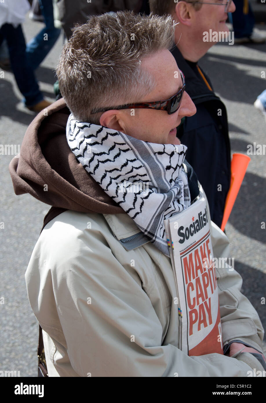 Billy Bragg mit einer Kopie der Socialist Worker bei G20-März in Whitehall, London am 28. März 2009 Stockfoto